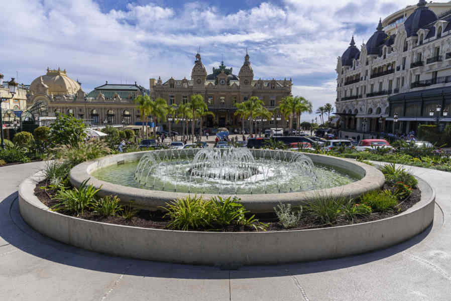 Principado de Mónaco 29 - Montecarlo - jardines del Casino 03.jpg